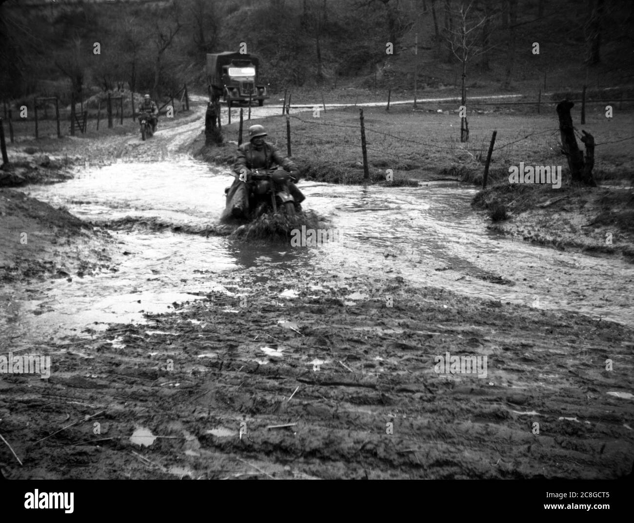 Wehrmacht Heer PKW / LKW / Motorrad Momentaufnahme im Schlamm - Bundeswehr Auto oder Jeep / LKW oder LKW / Motorrad Schnappschuss mit Schlamm Stockfoto