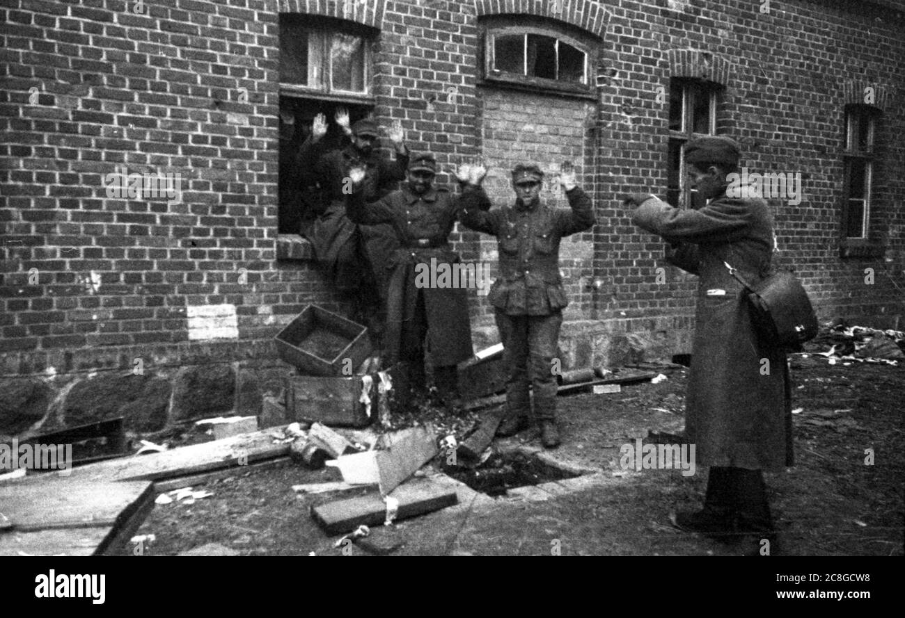 Rote Armee / Sowjetarmee nimmt Soldaten als Kriegsgefangene 1944 - Rote Armee / Sowjetische Armee mit deutschen Soldaten als Kriegsgefangene / Kriegsgefangene Stockfoto