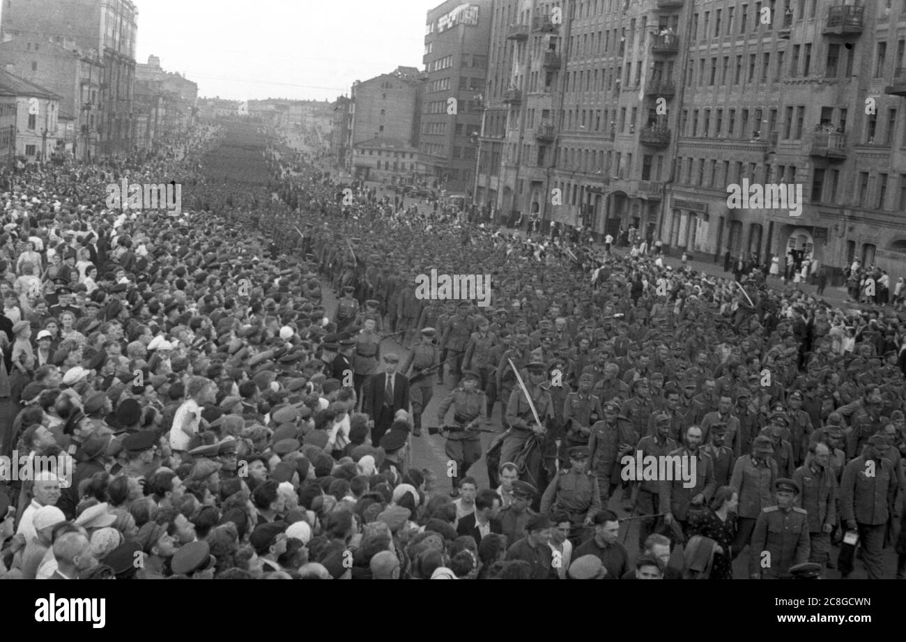 Deutsche Soldaten / Landser als Kriegsgefangene in Moskau 1944 - Soldaten der deutschen Armee als Kriegsgefangene / Kriegsgefangene in Moskau 44 Stockfoto