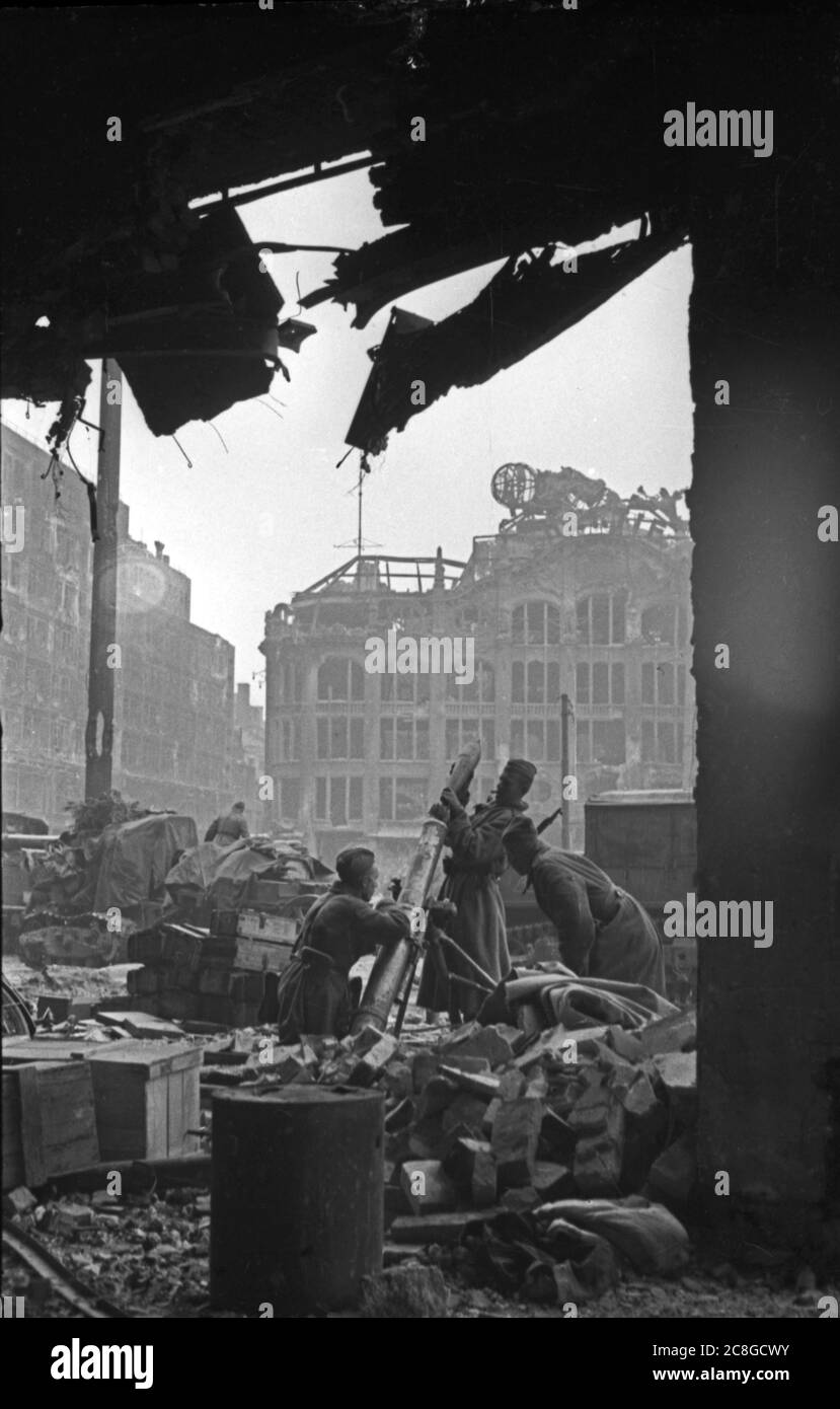Rote Armee / Sowjetarmee Kampf und Schlacht um Berlin 1. Mai 1945 Kaufhaus Hermann Tietz / HERTIE Mörser 120 mm - Rote Armee / Sowjetische Armee - Kampf und Schlacht bei Berlin 1. Mai 1945 Stockfoto