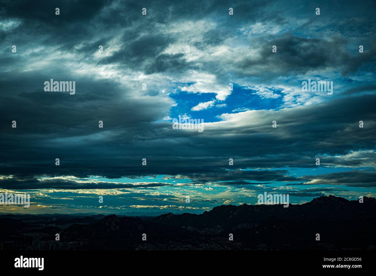 Landschaft einer großen Stadt, in der der Regen gerade zu brechen begonnen hat Stockfoto