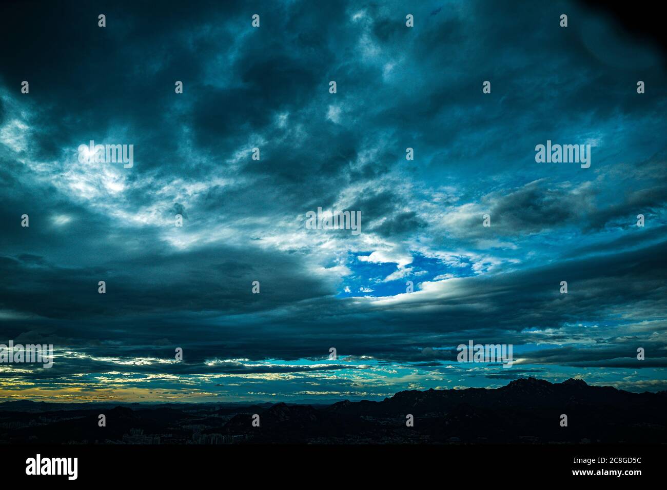 Landschaft einer großen Stadt, in der der Regen gerade zu brechen begonnen hat Stockfoto