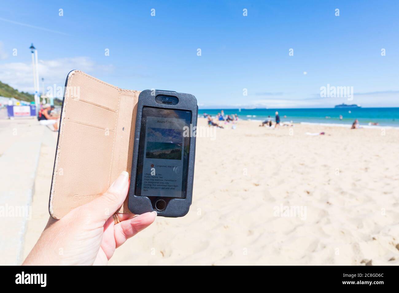 Bournemouth, Dorset, Großbritannien. Juli 2020. Nach dem packten Strand bei der letzten Hitze, startet der BCP (Bournemouth Christchurch Poole) Council eine neue BeachCheck App, um zu zeigen, welche Strände in der Gegend verstopft sind und welche ruhig sind, mit einem Live-Ampelsystem, um soziale Distanzen zu vermeiden und überfüllte Gebiete sowie Strandinformationen zu vermeiden. Die Hoffnung ist, dass, wenn Besucher sehen, ein Bereich ist rot dh verstopft werden sie zu einem weniger belebten grünen Bereich gehen. Quelle: Carolyn Jenkins/Alamy Live News Stockfoto