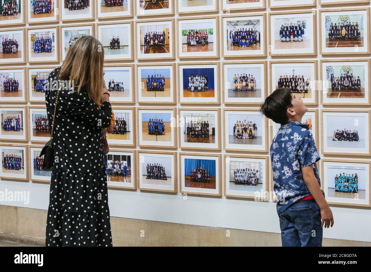 London, Großbritannien. Juli 2020. Der 7-jährige Lucien sieht sich mit seiner Mutter Bilder aus der Steve McQueen Ausstellung "Year 3, A Portrait of London" an. Die Tate Britain und andere Tate Galleries im Land werden ab Montag, 27. Juli, wieder für Besucher geöffnet, mit sozialen Distanzierungsmaßnahmen. Kredit: Imageplotter/Alamy Live Nachrichten Stockfoto