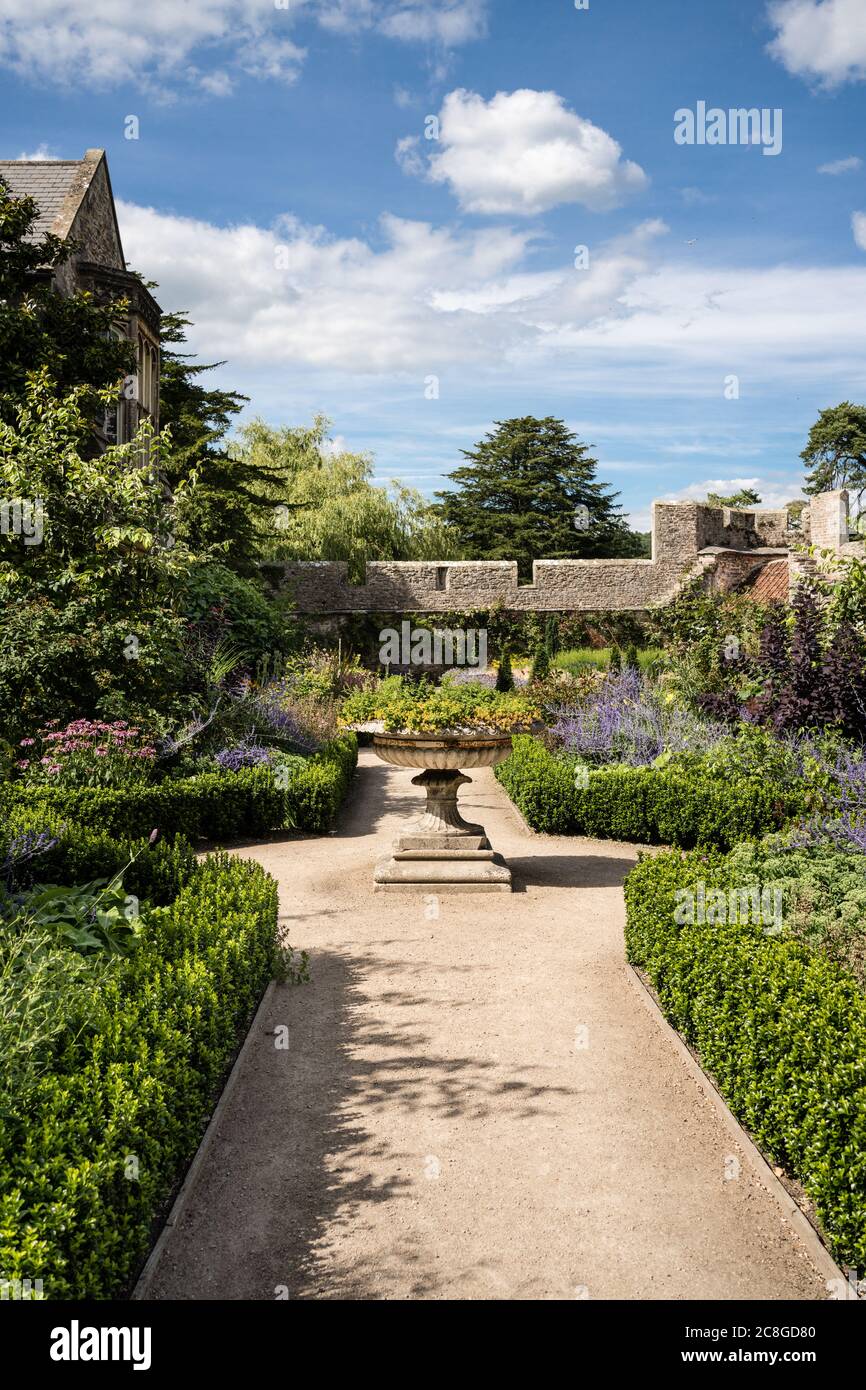 In den ummauerten Gärten des Bischofspalastes Wells Cathedral Somerset Stockfoto