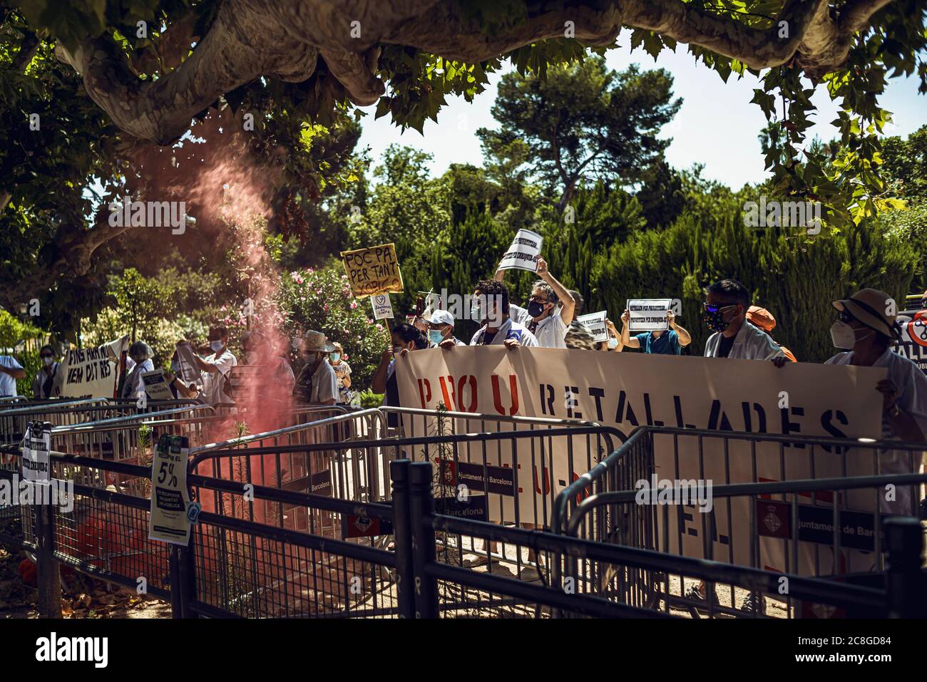 Barcelona, Spanien. Juli 2020. Mitglieder des Gesundheitssektors protestieren gegen Privatisierung und für eine Gehaltserhöhung vor dem katalanischen Parlament, da Katalonien eine zunehmende Ausbreitung des Coronavirus vorgibt. Während der Blütezeit der Corona-Krise war das spanische Gesundheitssystem überfordert und das Gesundheitspersonal von Infektionen und einer Unterfinanzierung des Systems betroffen. Quelle: Matthias Oesterle/Alamy Live News Stockfoto