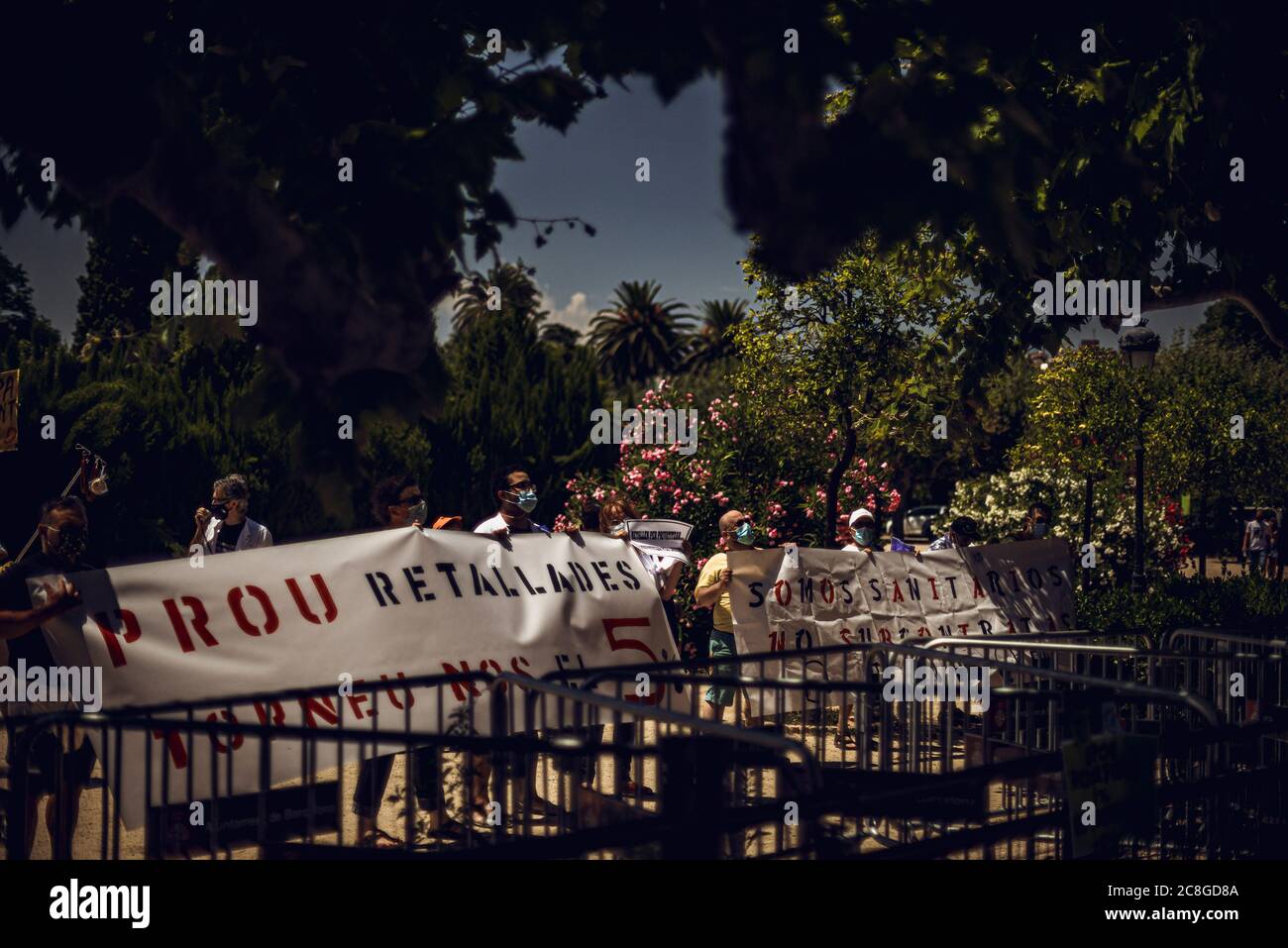 Barcelona, Spanien. Juli 2020. Mitglieder des Gesundheitssektors protestieren gegen Privatisierung und für eine Gehaltserhöhung vor dem katalanischen Parlament, da Katalonien eine zunehmende Ausbreitung des Coronavirus vorgibt. Während der Blütezeit der Corona-Krise war das spanische Gesundheitssystem überfordert und das Gesundheitspersonal von Infektionen und einer Unterfinanzierung des Systems betroffen. Quelle: Matthias Oesterle/Alamy Live News Stockfoto