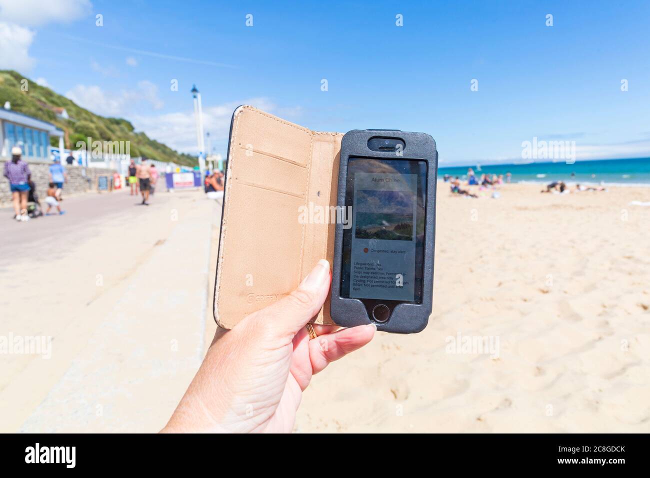 Bournemouth, Dorset, Großbritannien. Juli 2020. Nach dem packten Strand bei der letzten Hitze, startet der BCP (Bournemouth Christchurch Poole) Council eine neue BeachCheck App, um zu zeigen, welche Strände in der Gegend verstopft sind und welche ruhig sind, mit einem Live-Ampelsystem, um soziale Distanzen zu vermeiden und überfüllte Gebiete sowie Strandinformationen zu vermeiden. Die Hoffnung ist, dass, wenn Besucher sehen, ein Bereich ist rot dh verstopft werden sie zu einem weniger belebten grünen Bereich gehen. Quelle: Carolyn Jenkins/Alamy Live News Stockfoto