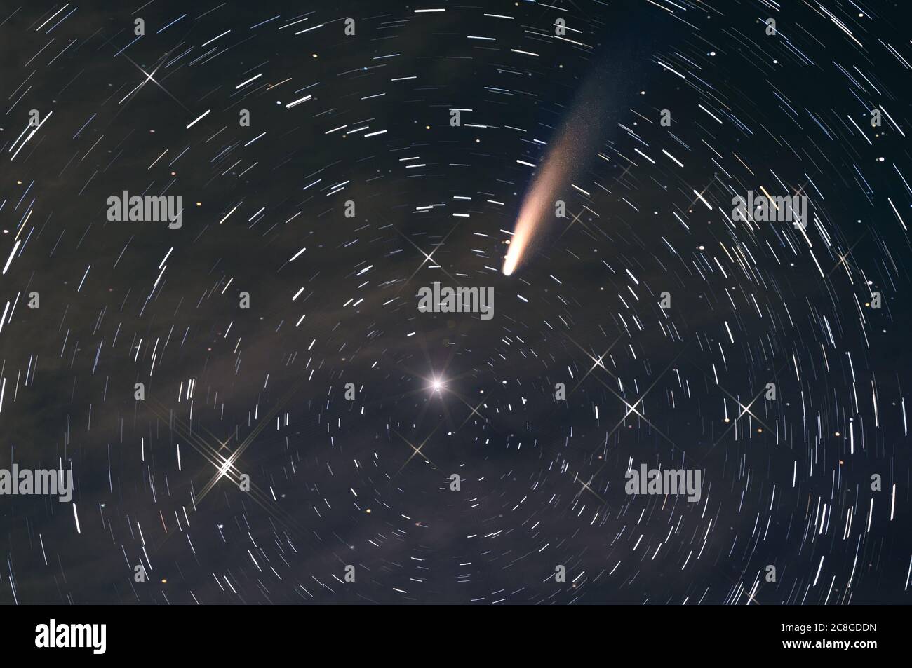Abstrakter Raumhintergrund mit Spuren von Sternen, die sich um den Polarstern in Form von kreisförmigen Bahnen drehen, Sternen, Nebel und einem Kometen gegen den Stockfoto