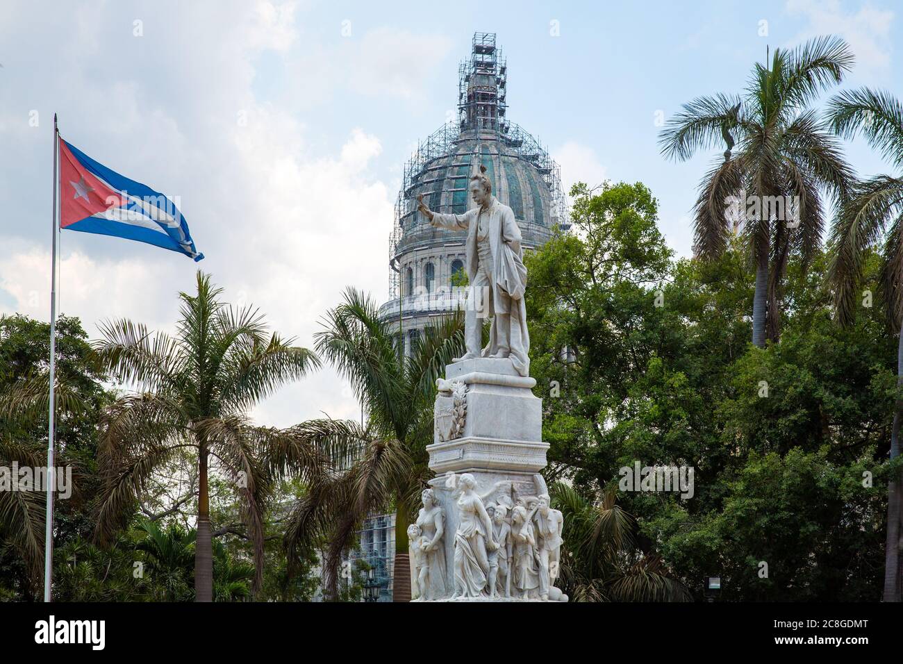 Havanna / Kuba - 04.15.2015: Die weiße Marmorstatue des berühmten Dichters Jose Marti mit Blick auf die Nationalflagge Kubas, Vögel auf der Hand und dem Kopf. Hinter Stockfoto