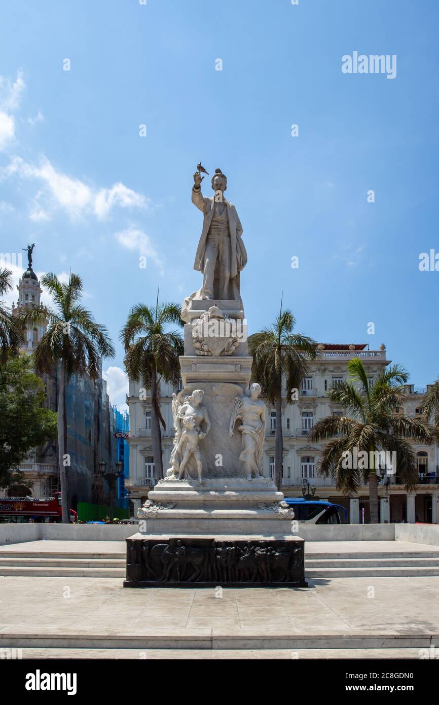 Havanna / Kuba - 04.15.2015: Die Statue des berühmten Dichters Jose Marti aus weißem Marmor befindet sich im Central Park (Parque Central). Vögel auf seiner Hand und Stockfoto