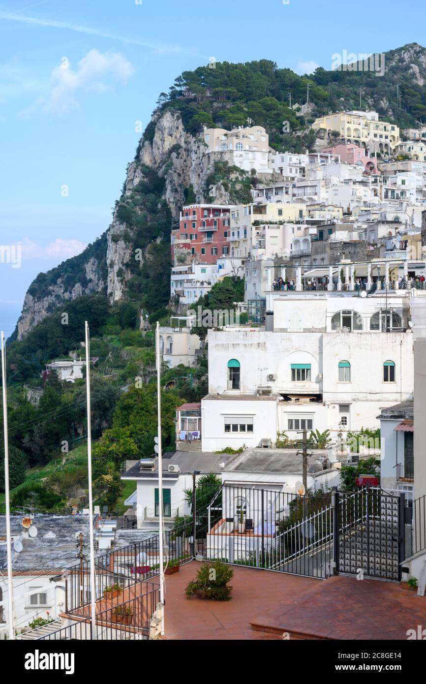 Häuser und Geschäfte auf der steilen Klippe mit Blick auf den Golf von Neapel. Capri, Italien Stockfoto