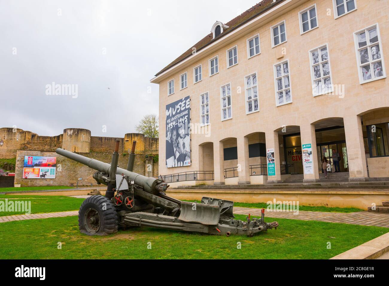 Falaise Memorial - Zivilisten im Krieg. Kanone vorne. Falaise, Calvados, Normandie, Frankreich. Gewidmet den Zivilisten während des Zweiten Weltkriegs (39-45). Stockfoto