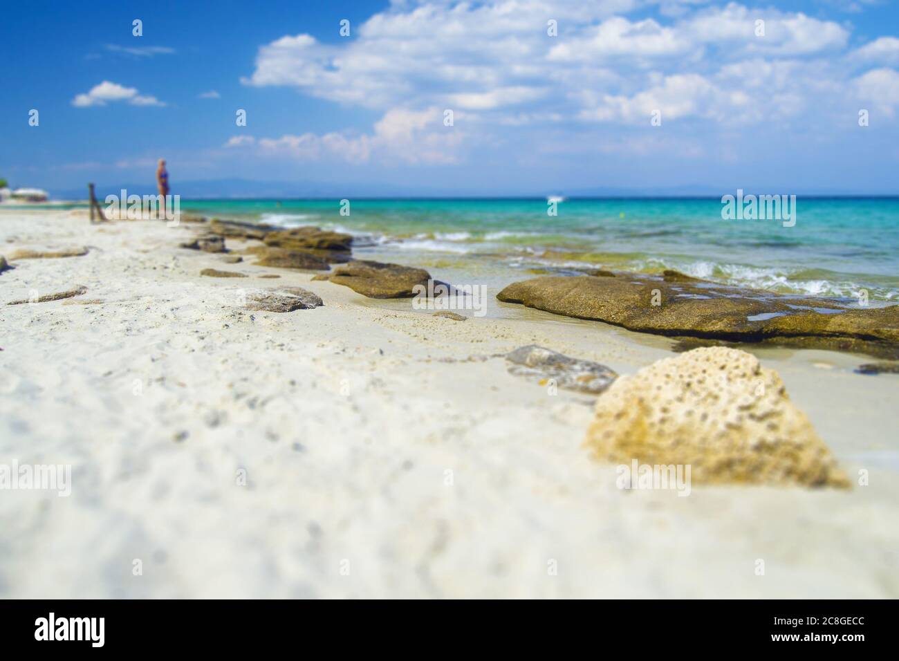 Tropischer Strand mit großen Felsen Stockfoto