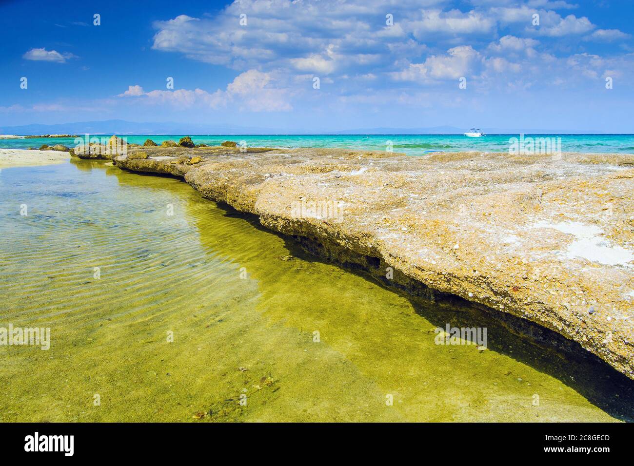 Farbenfroher tropischer Strand mit riesigen Felsen Stockfoto