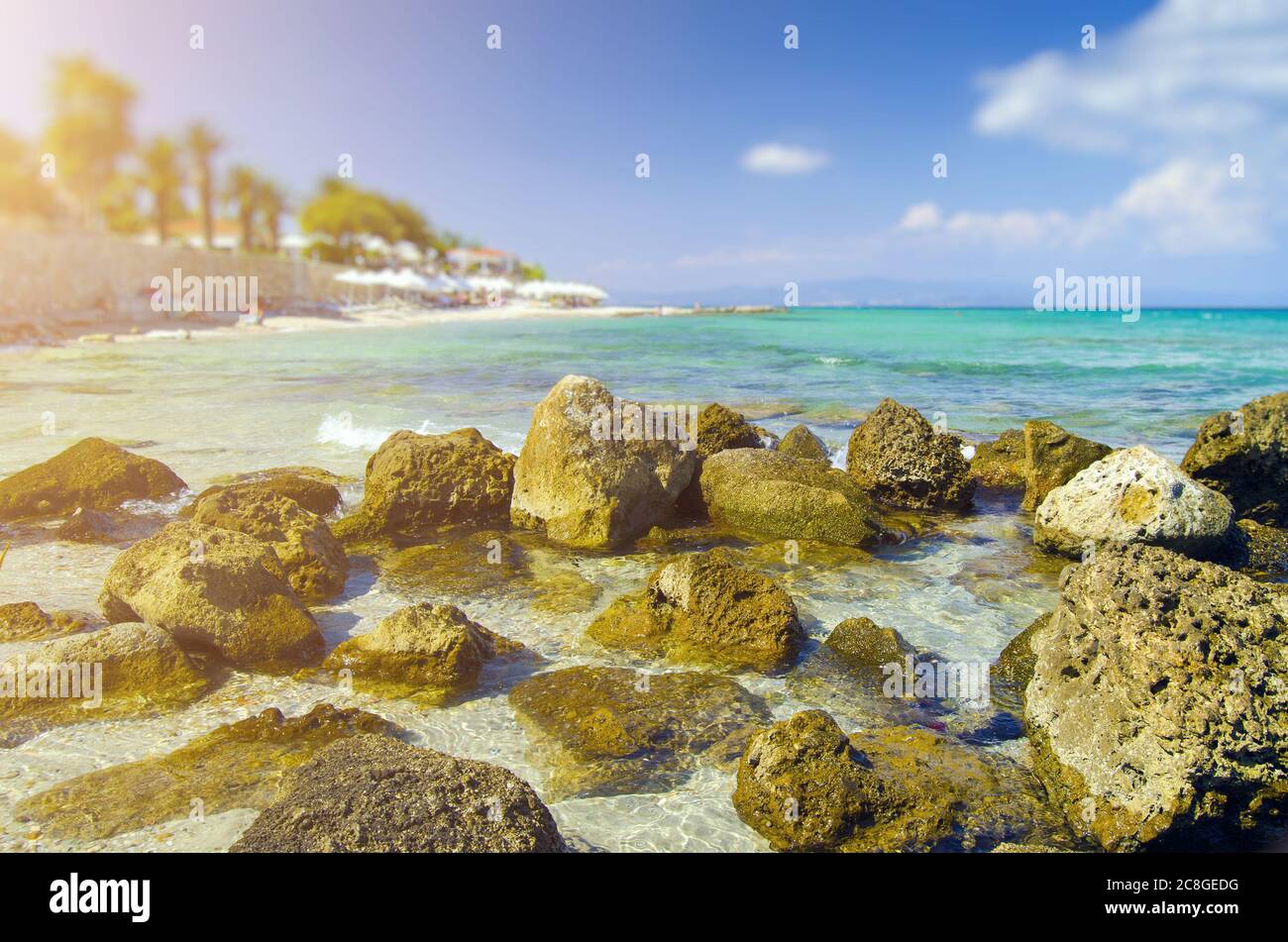 Kleine Felsen am bunten Strand Stockfoto