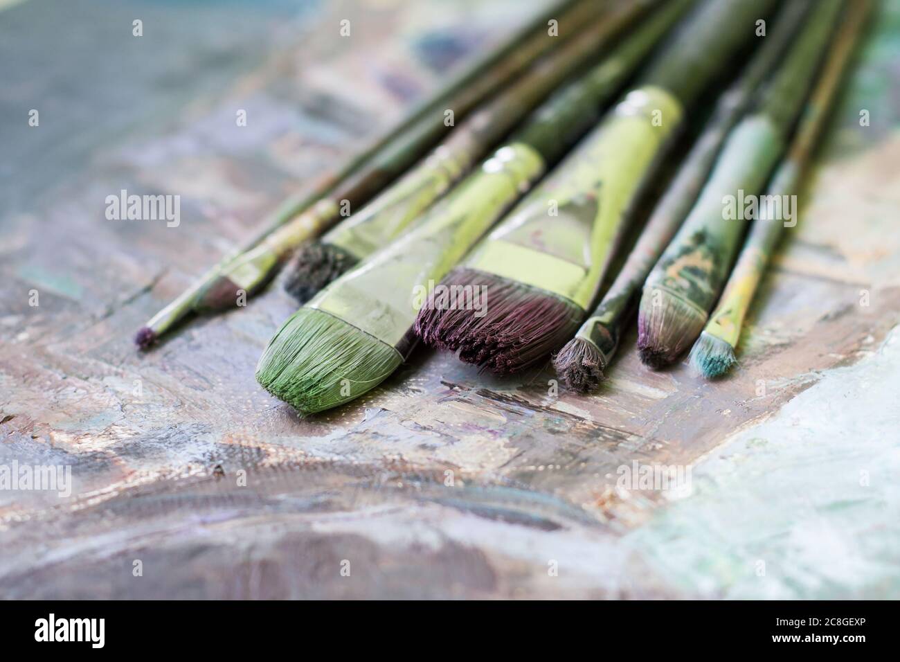 Alte Ölfarbe Pinsel auf einer bemalten Leinwand Stockfoto