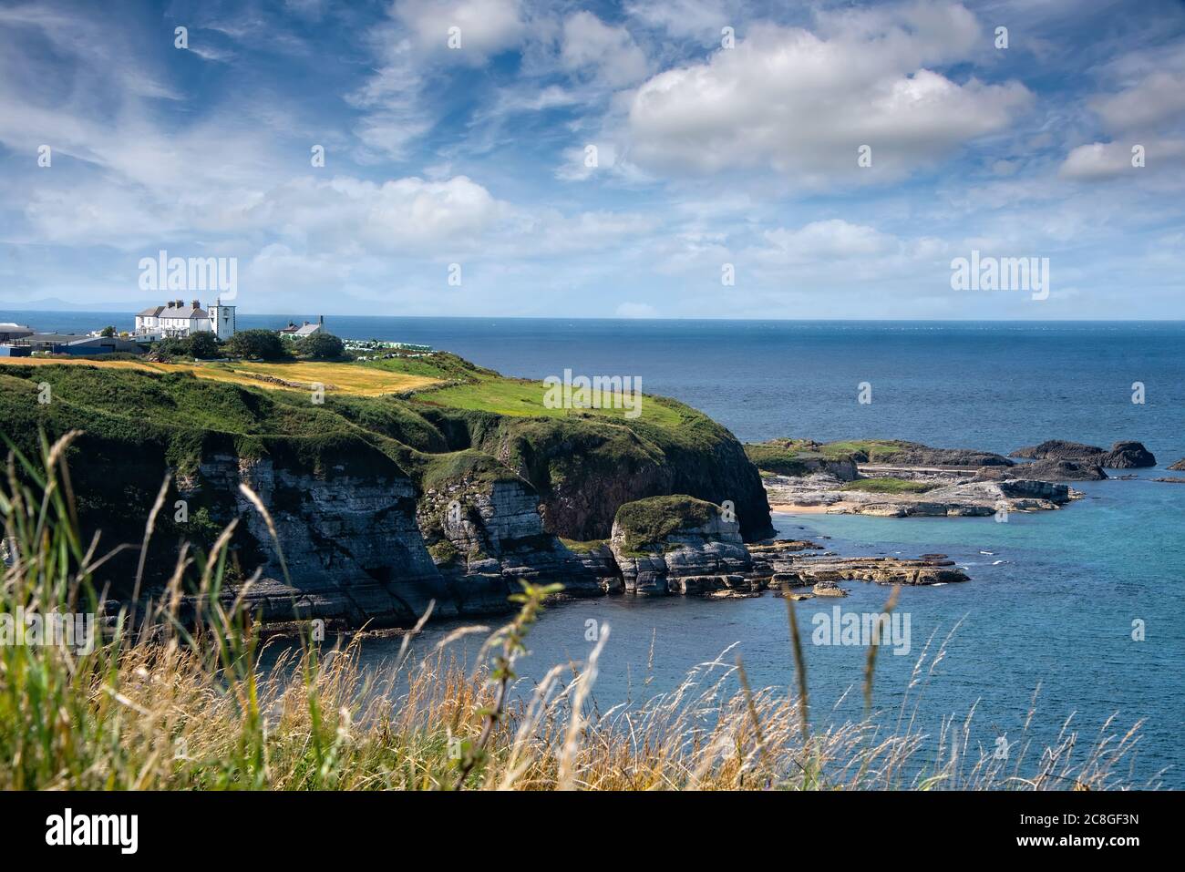 Nordküste von Nordirland, in der Grafschaft Antrim, in der Nähe der Giants Causeway und Causeway Coast. Stockfoto