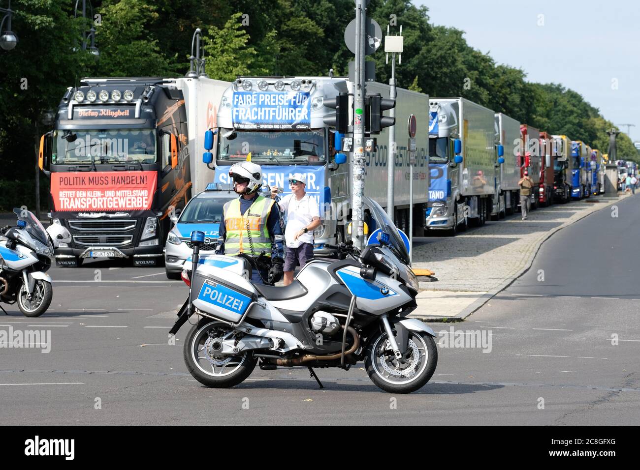 Berlin, Deutschland - Freitag, 24. Juli 2020 - Lastwagenfahrer bringen den Verkehr im Zentrum Berlins zum Stillstand, weil sie gegen die Auswirkungen der Coronavirus-Krise auf den Mangel an Geschäft für Straßengüterfahrer und die Preiserholung protestieren. Die Straßen waren für etwa 30 Minuten gesperrt, da mehrere hundert Lastwagen in die Innenstadt kamen. Foto Steven May / Alamy Live News Stockfoto