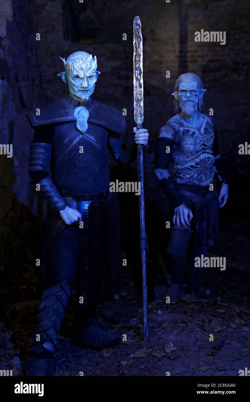 GEEK ART - Bodypainting und Transfromaking: Game of Thrones Fotoshooting mit Paul Skupin als Nachtkönig und Torben Behning als White Walker in den Ruinen von Schloss Calenberg in Schulenburg. - EIN Projekt der Fotografin Tschiponnique Skupin und des Bodypainters Enrico Lein Stockfoto