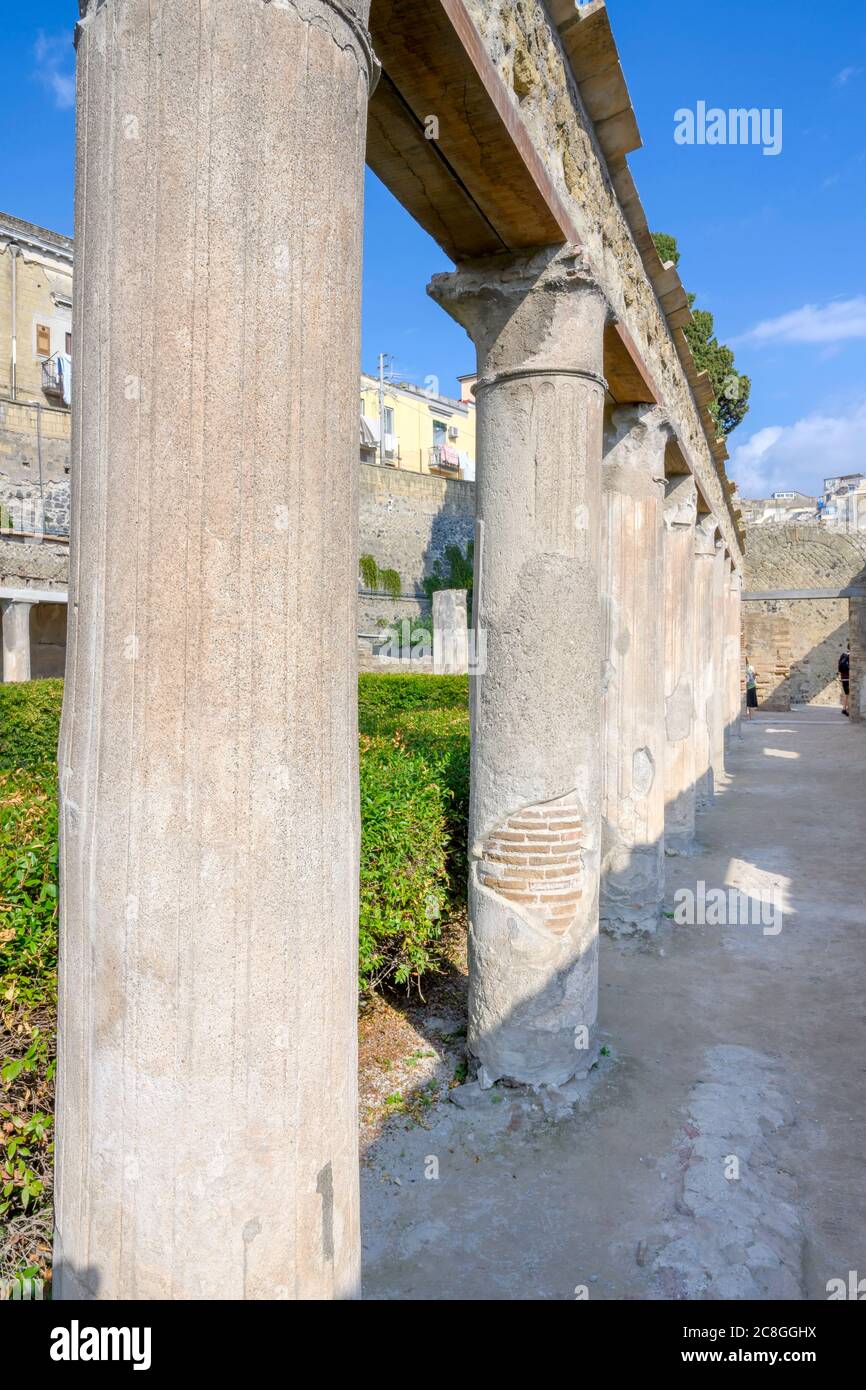 In der römischen Stadt Herculaneum, die durch den Ausbruch des Vesuvs 79 n. Chr. verwüstet wurde, steht noch eine Reihe von Säulen Stockfoto