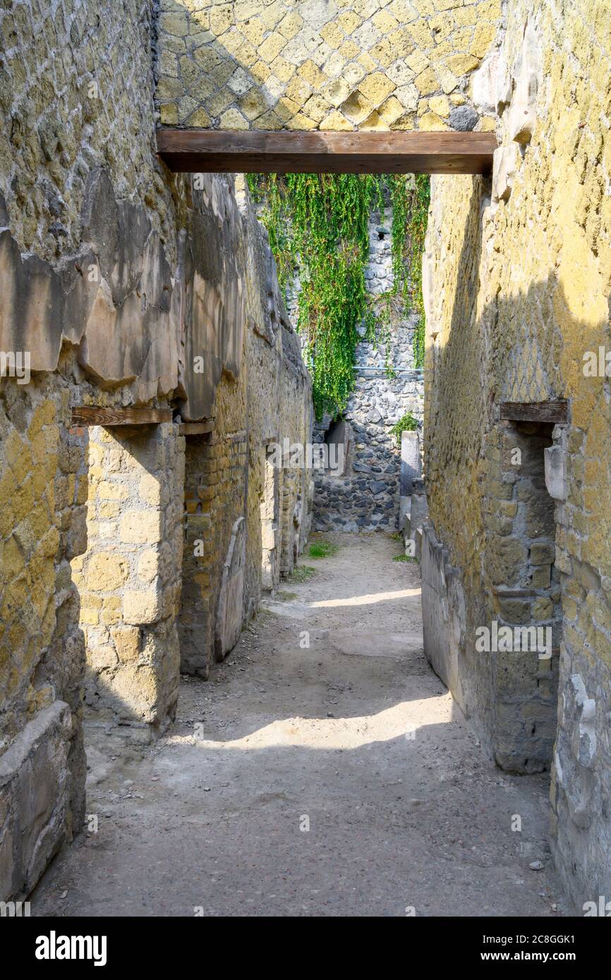 Eine schmale Straße zwischen Gebäuden in der römischen Stadt Herculaneum, teilweise zerstört bei der Eruption des Vesuv im Jahr 79 n. Chr. Stockfoto