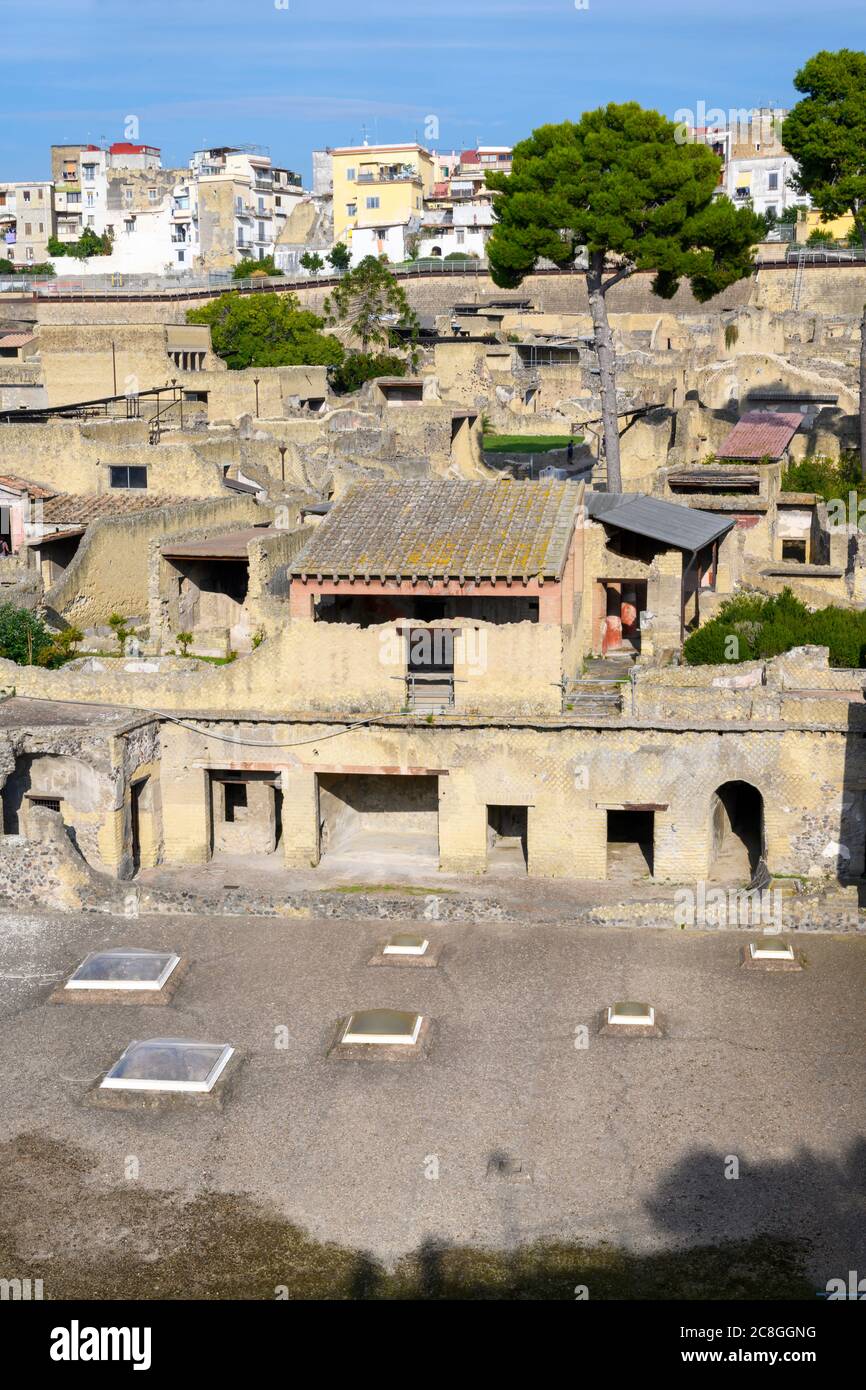 Blick über die römische Stadt Herculaneum auf die Bucht von Neapel, Italien. Herculaneum wurde bei der Eruption des Vesuvs im Jahre 79 n. Chr. zerstört Stockfoto