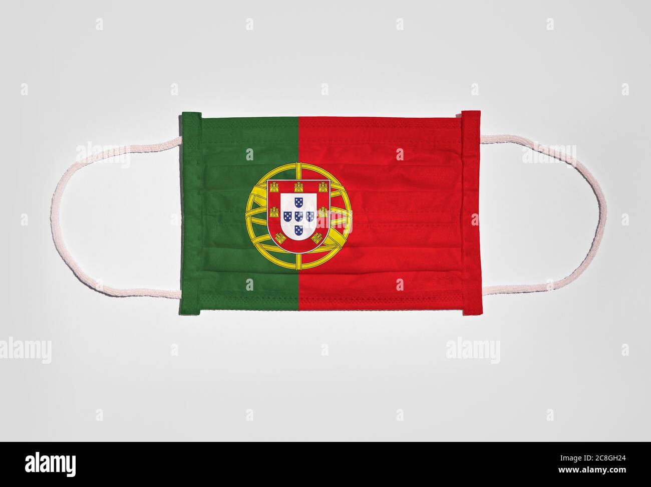 Symbolbild Corona Krise, Mundschutz, Atemmaske, Mund- und Nasenschutz mit Flagge Portugals, weißer Hintergrund Stockfoto