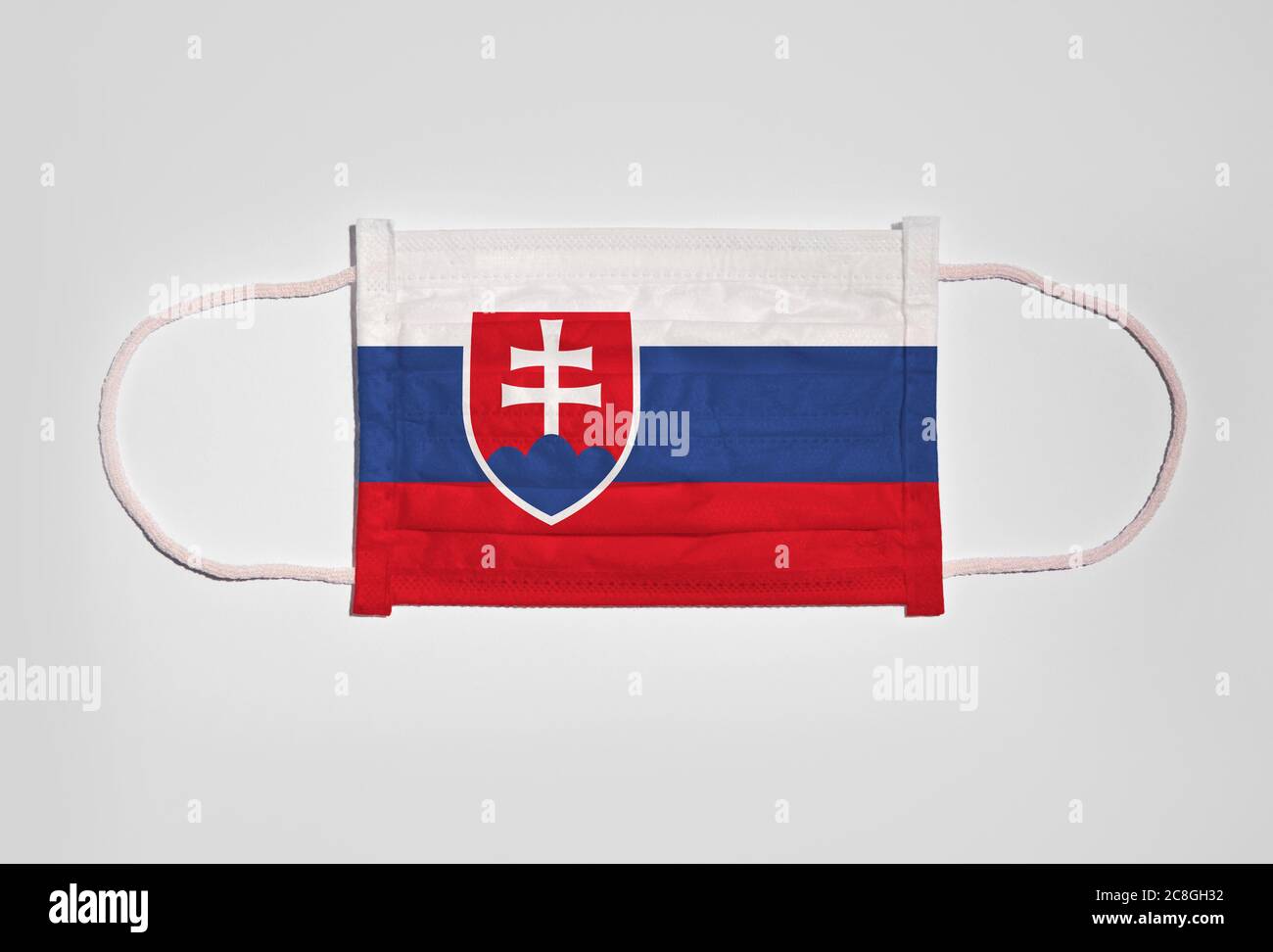 Symbolbild Corona Krise, Mundschutz, Atemmaske, Mund- und Nasenschutz mit Flagge der Slowakei, weißer Hintergrund Stockfoto