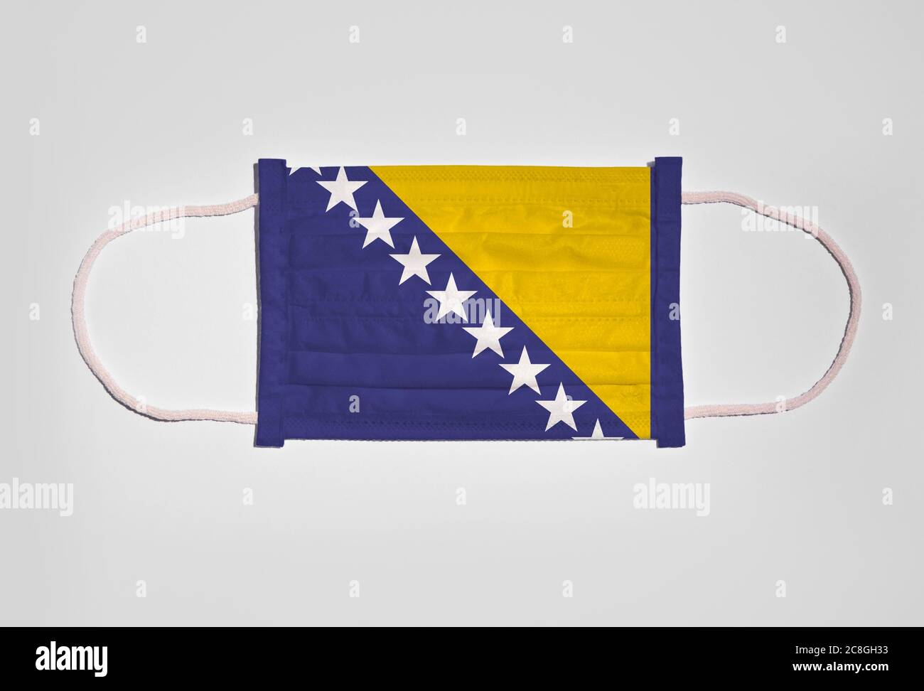 Symbolbild Corona Krise, Mundschutz, Atemmaske, Mund- und Nasenschutz mit Flagge von Bosnien-Herzegowina, weißer Hintergrund Stockfoto