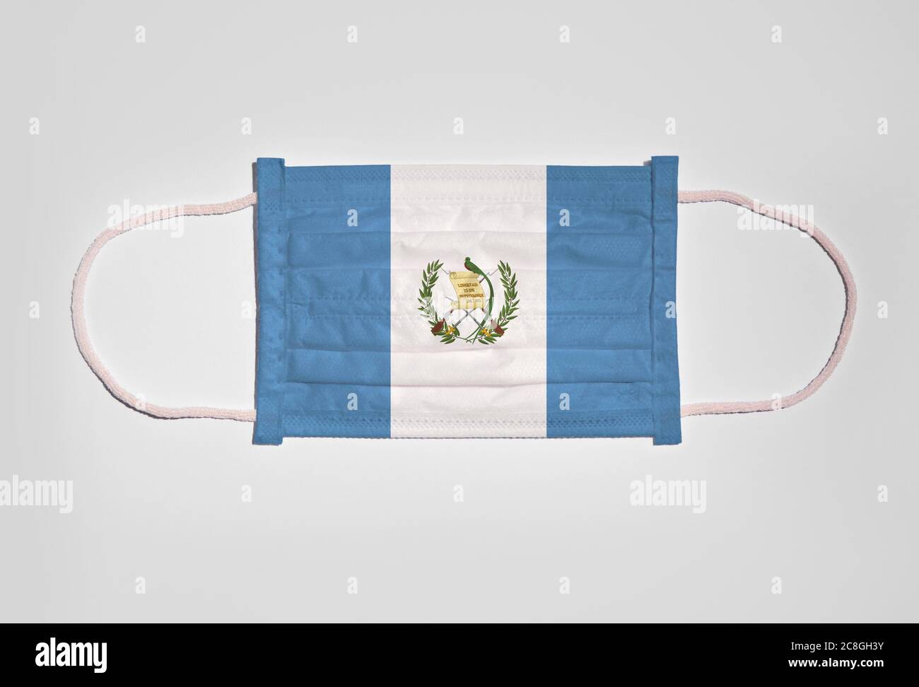 Symbolbild Corona Krise, Mundschutz, Atemmaske, Mund- und Nasenschutz mit Guatemala-Flagge, weißer Hintergrund Stockfoto