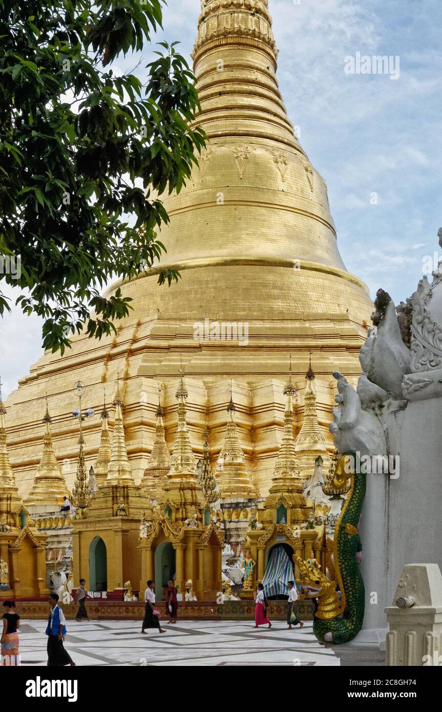 Die glockenförmige zentrale glolde Stupa an der Shwedagon Pagode, Yangon, Myanmar Stockfoto