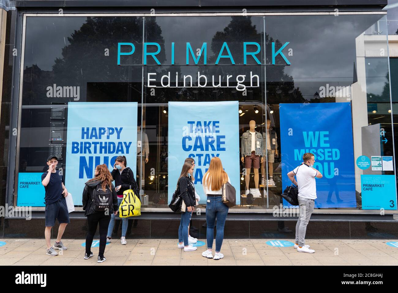Edinburgh, Schottland, Großbritannien. Juli 2020. 24 Soziale Distanzierung in der Schlange vor Primark in der Princes Street in Edinburgh. Iain Masterton/Alamy Live News Stockfoto