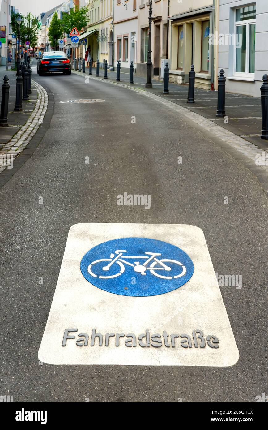 Eine Fahrradstraße (Fahrradstraße) ist eine Straße für den Fahrradverkehr. Es soll die Attraktivität des Radsports erhöhen und Vorteile schaffen Stockfoto
