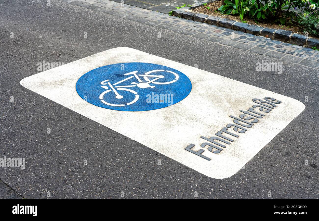 Eine Fahrradstraße (Fahrradstraße) ist eine Straße für den Fahrradverkehr. Es soll die Attraktivität des Radsports erhöhen und Vorteile schaffen Stockfoto