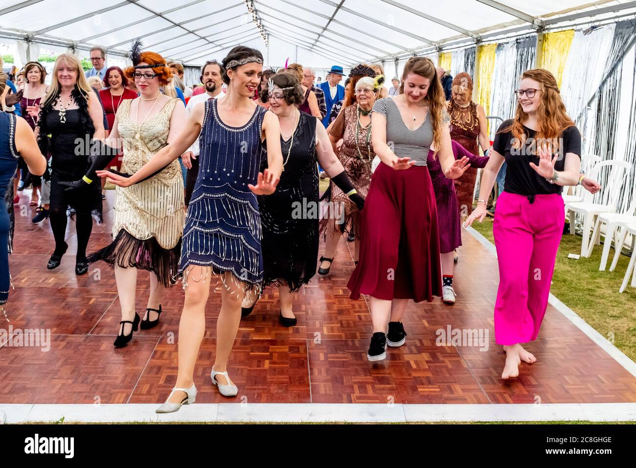 Frauen tanzen auf der Great Gatsby Fair, Bexhill on Sea, East Sussex, Großbritannien Stockfoto