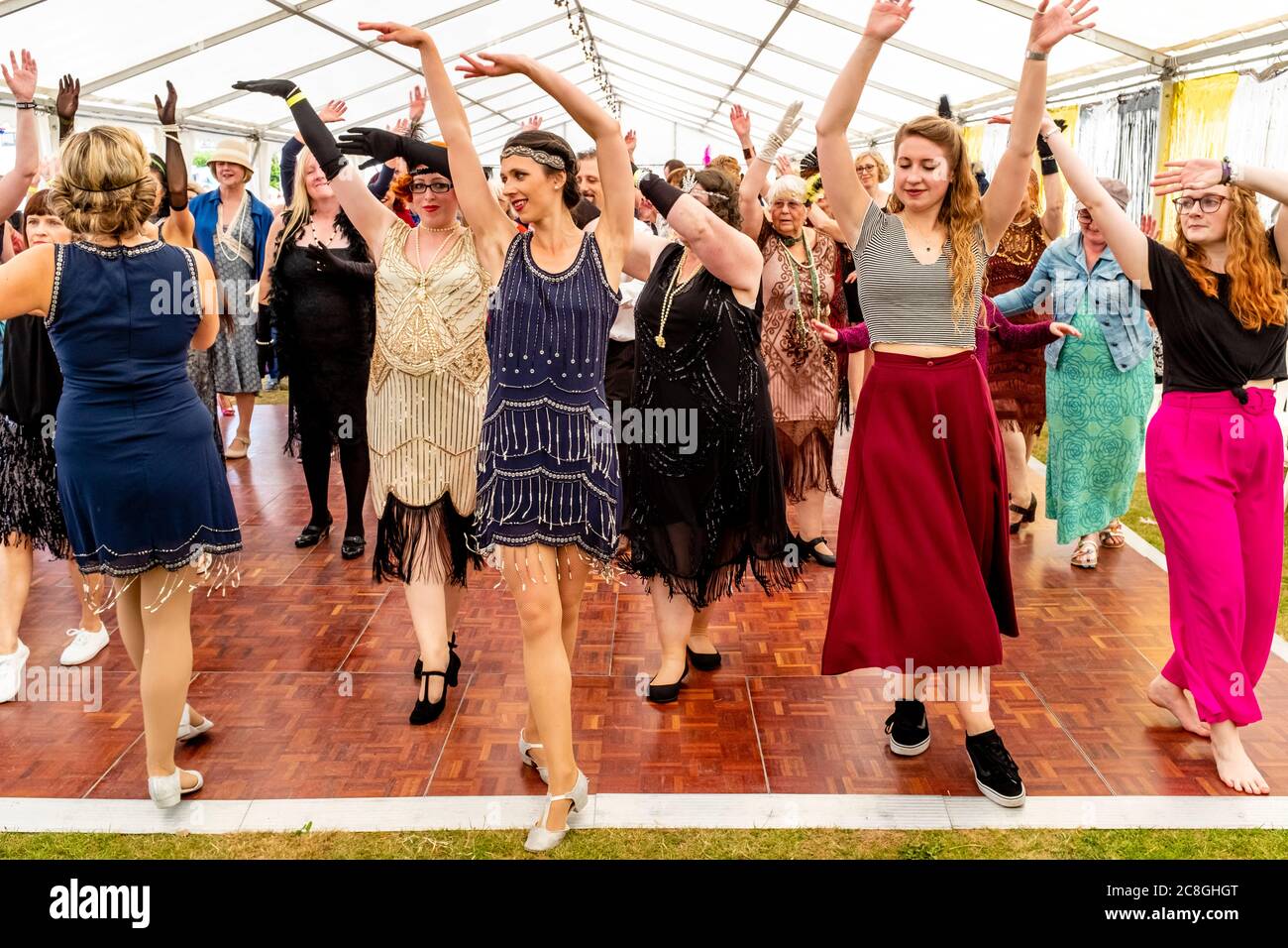 Frauen tanzen auf der Great Gatsby Fair, Bexhill on Sea, East Sussex, Großbritannien Stockfoto