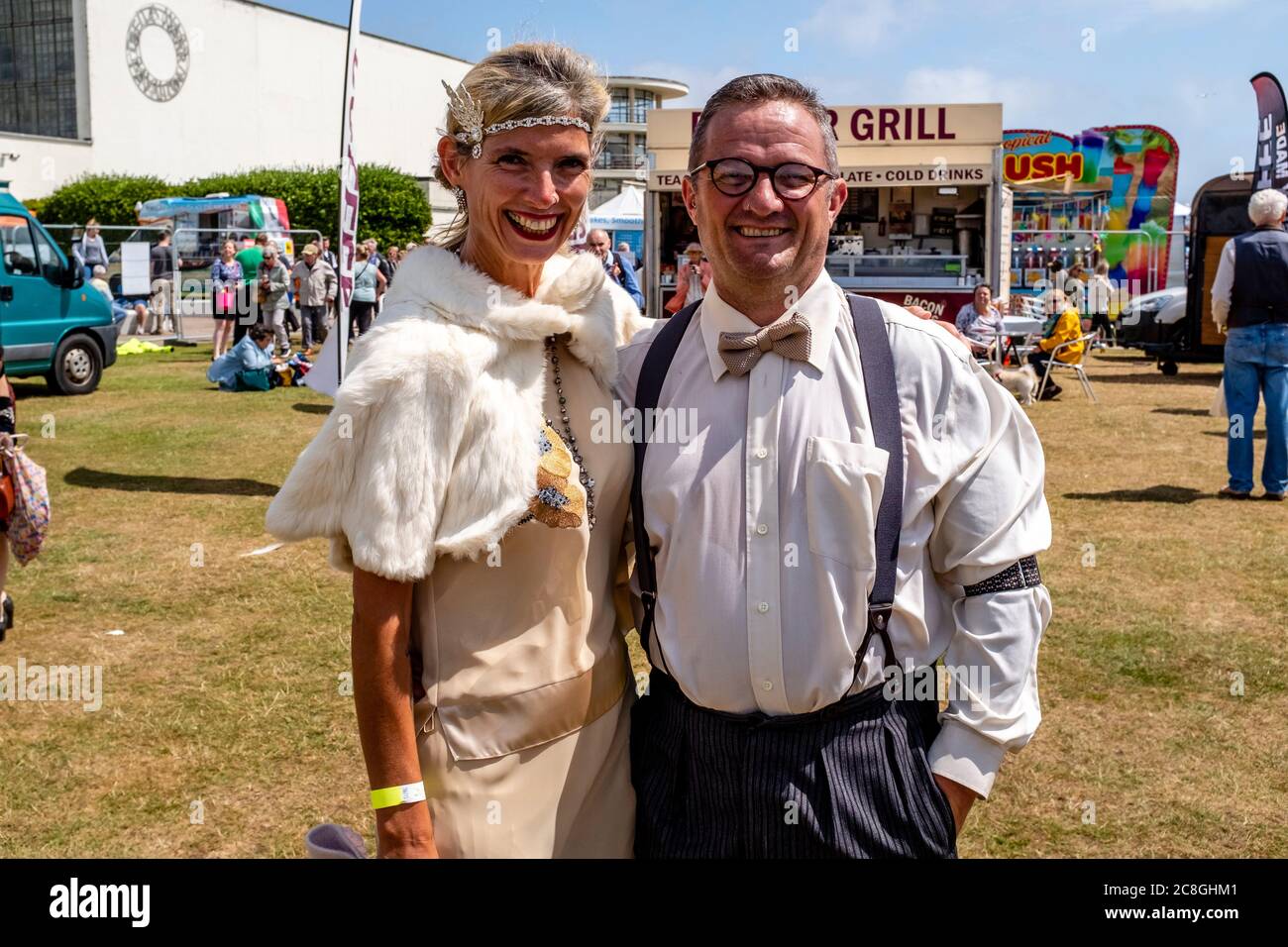 Menschen in historischen Kostümen auf der Great Gatsby Fair, Bexhill on Sea, East Sussex, Großbritannien Stockfoto