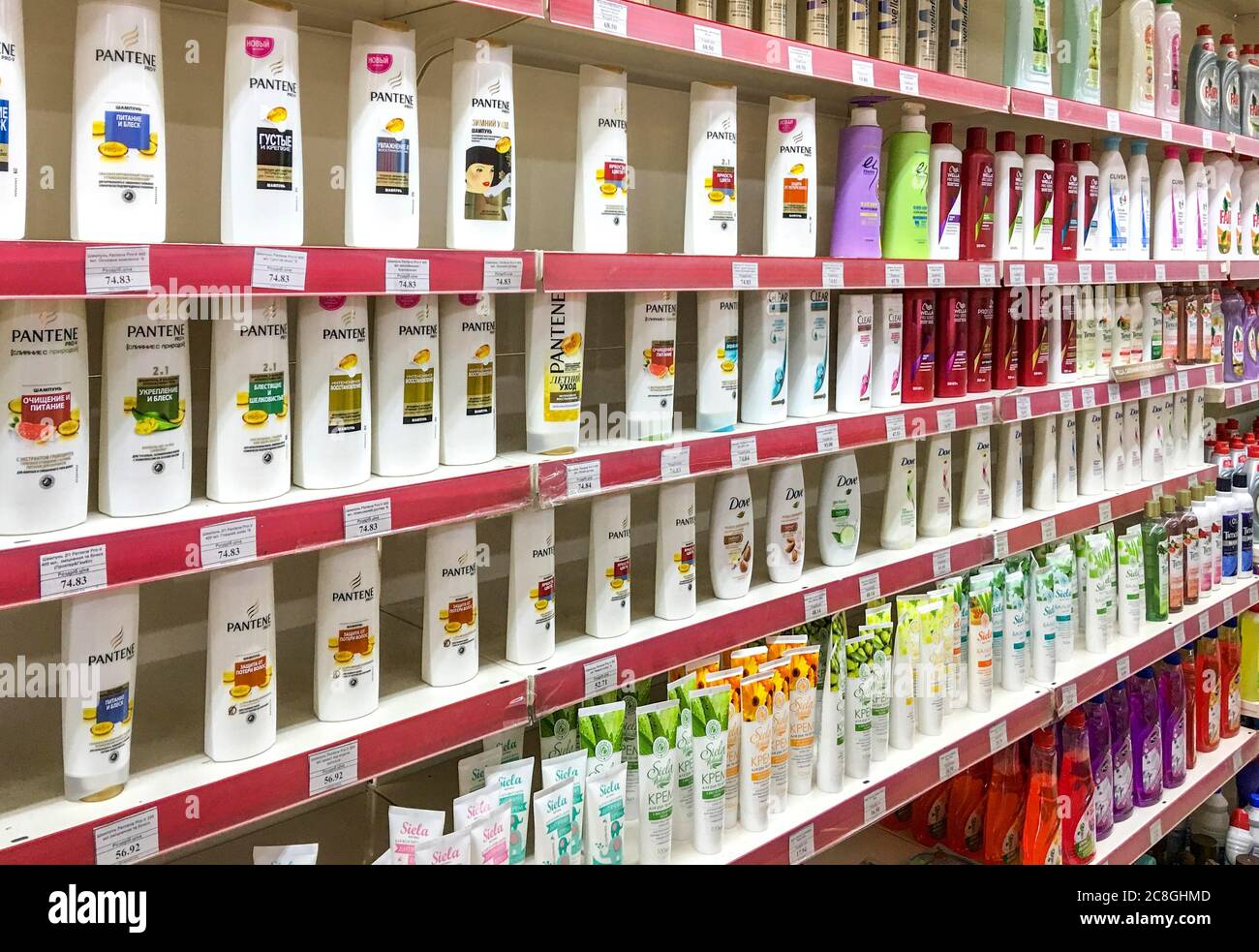 Kosmetikprodukte auf Supermarktregalen, Velykyj Bereznyj, Ukraine Stockfoto