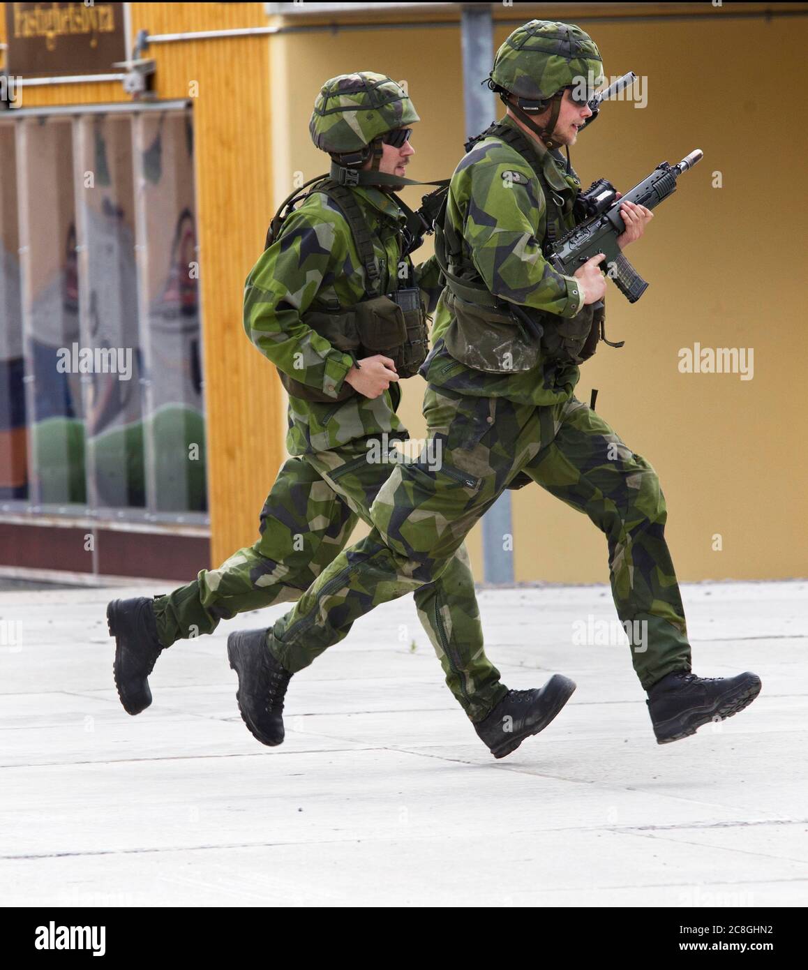 Seit fünfzig Jahren ist die schwedische Armee in Kvarn, etwas außerhalb von  Motala, tätig. Am Samstag wurde das Publikum zu einem offenen Haus  eingeladen.Hier können Sie die Soldaten in STA MOUT sehen,