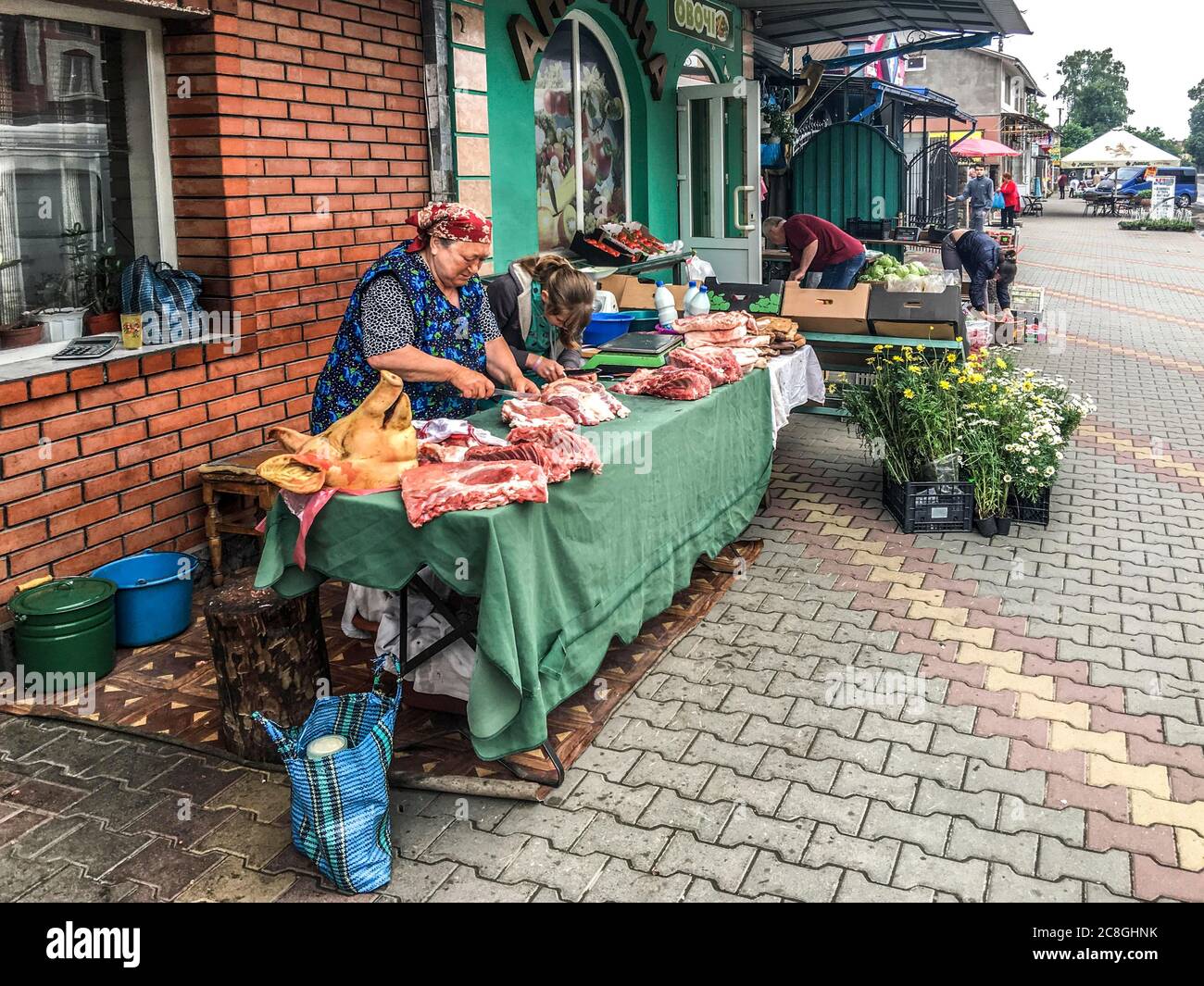 Die Frau des Bauern verkauft frisch geschlachtete, zerschnittenes Schwein am Straßenrand, Teresva, Ukraine Stockfoto