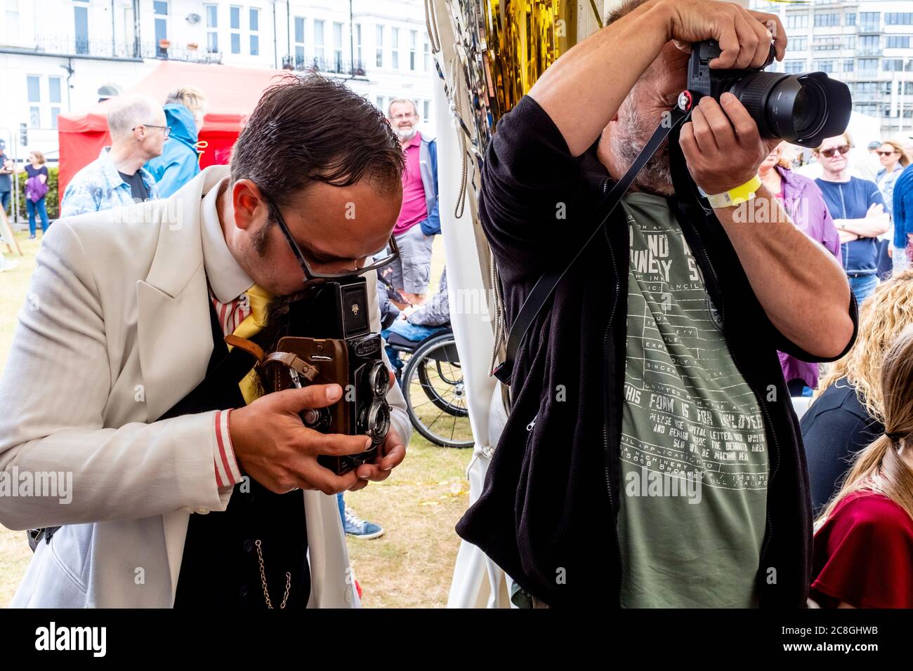 Ein Mann in historischen Kostümen macht Fotos mit einer altmodischen Kamera auf der Great Gatsby Fair, Bexhill on Sea, East Sussex, Großbritannien Stockfoto