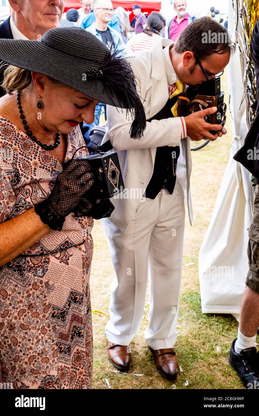Menschen in historischen Kostümen Fotografiert mit altmodischen Kameras auf der Great Gatsby Fair, Bexhill on Sea, East Sussex, Großbritannien Stockfoto