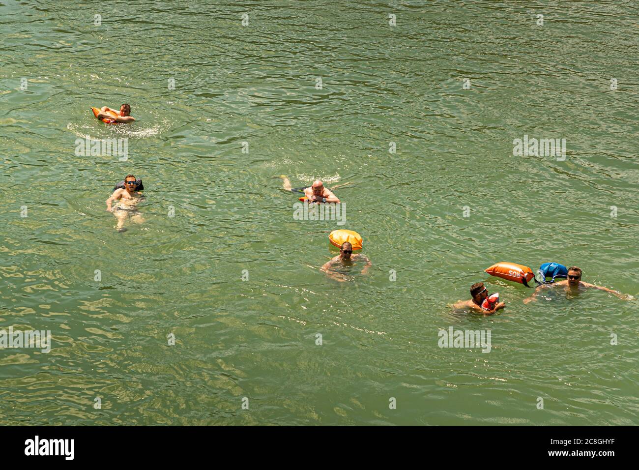 Schwimmer am Rhein in Basel, Schweiz. Beliebte Sportart Nummer 1 in Basel Rhein Schwimmen Stockfoto