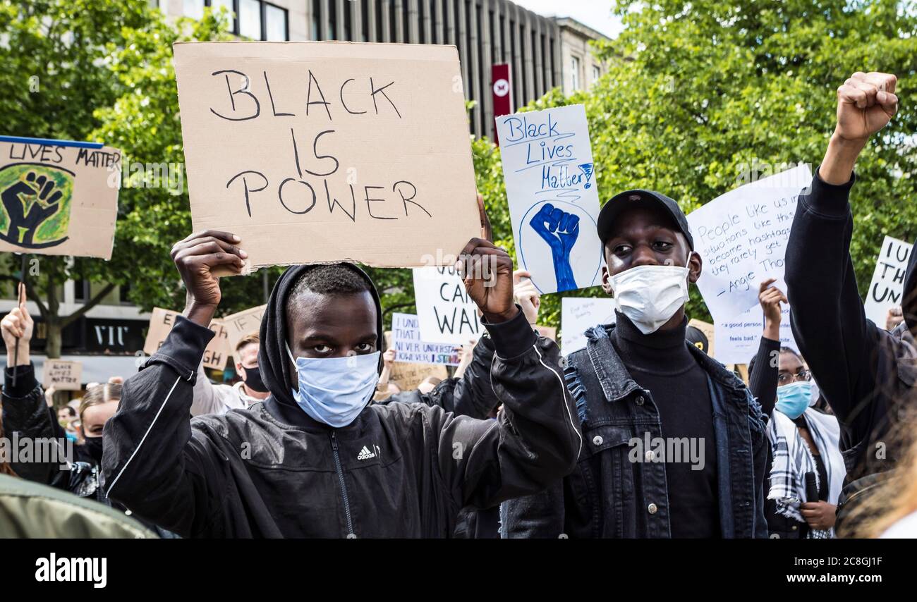 Dunkelhäutige Demonstranten mit Plakat mit der Aufschrift Black is Power, Black-Lives-Matter Demonstration, gegen Rassismus und Polizeigewalt Stockfoto