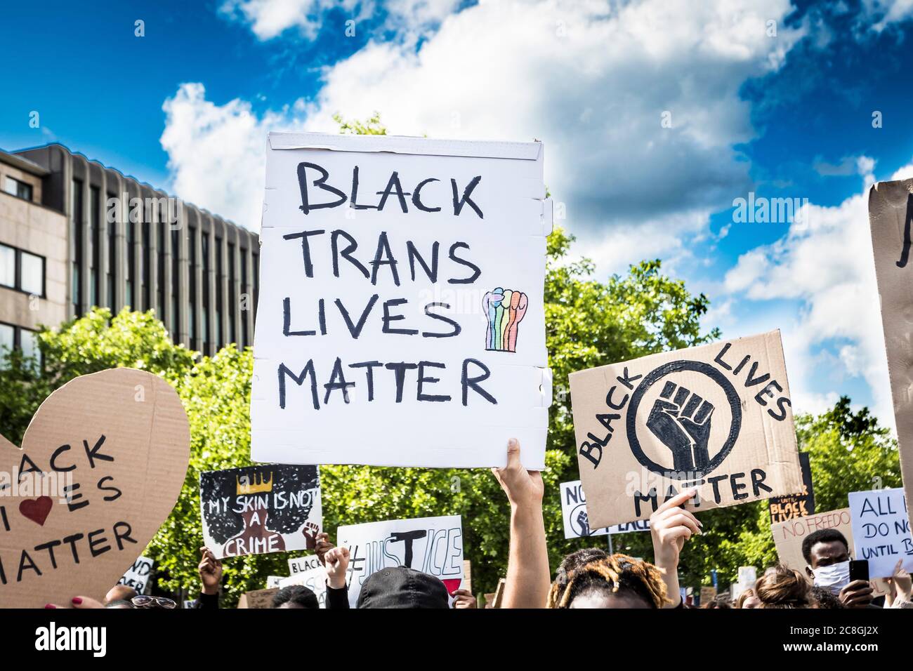 Transparent Black Lives Matter und Black Trans Lives Matter, Black Lives Matter Demonstration, Gegen Rassismus und Polizeigewalt, 6. Juni 2020 Stockfoto