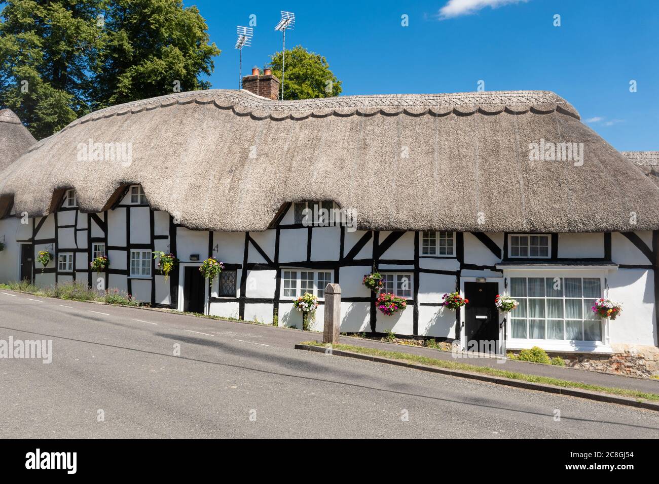 Hübsche reetgedeckte Hütten im Hampshire Dorf Wherwell, England, Großbritannien, im Sommer Stockfoto