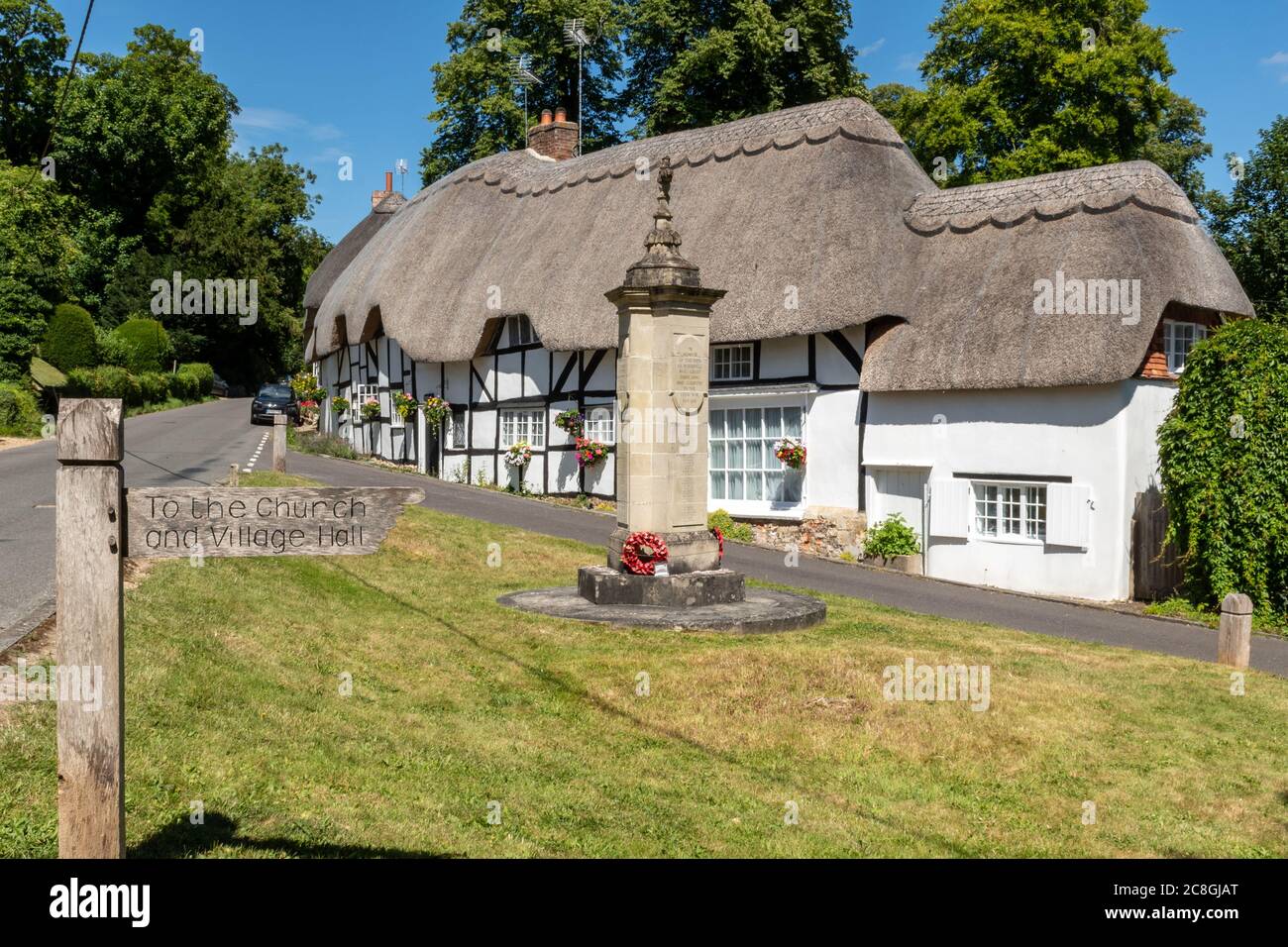 Hübsche reetgedeckte Hütten im Hampshire Dorf Wherwell, England, Großbritannien, im Sommer Stockfoto