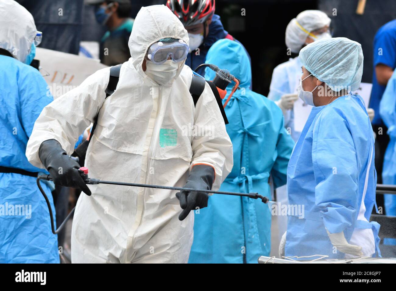 Medizinisches Personal wird vor dem Eintreten in das Krankenhaus desinfiziert Stockfoto