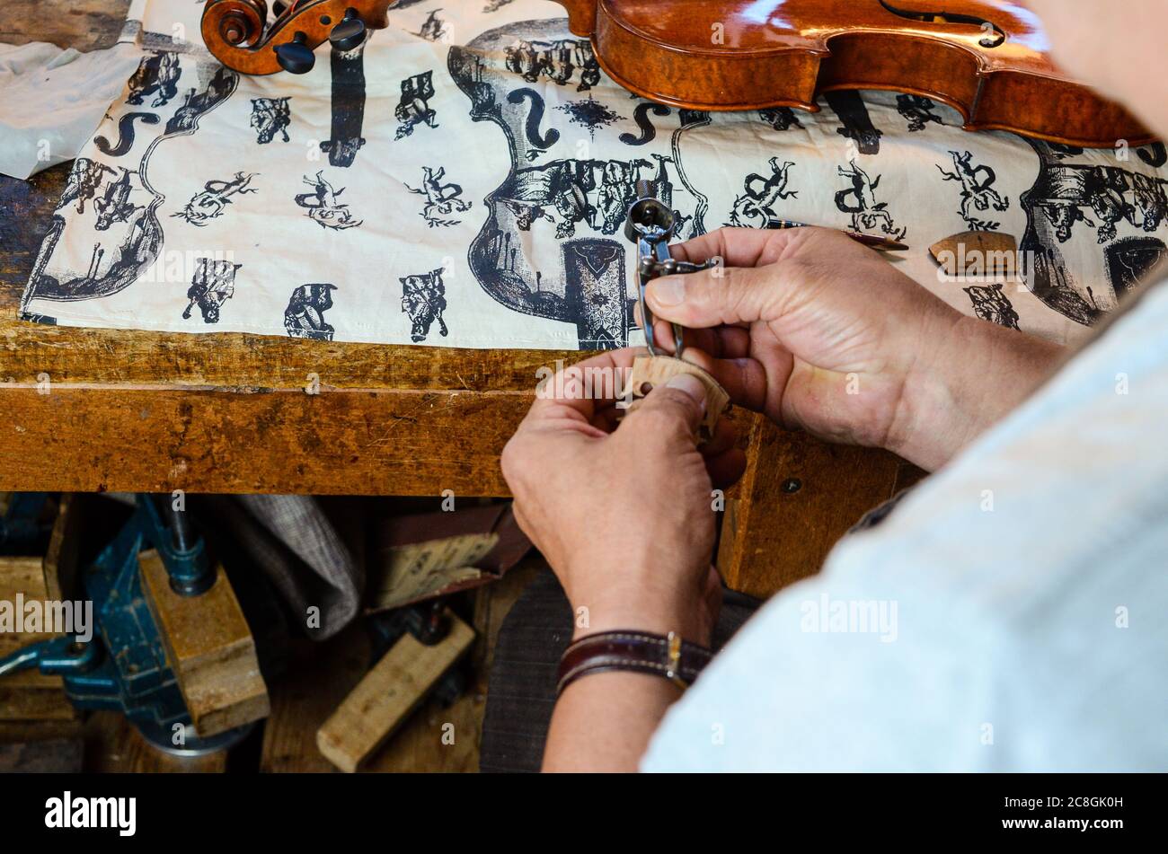 Geigenbauer Carlos Roberts in seiner Cremona Italien Werkstatt die Brücke seiner Barockvioline wechseln. Stockfoto